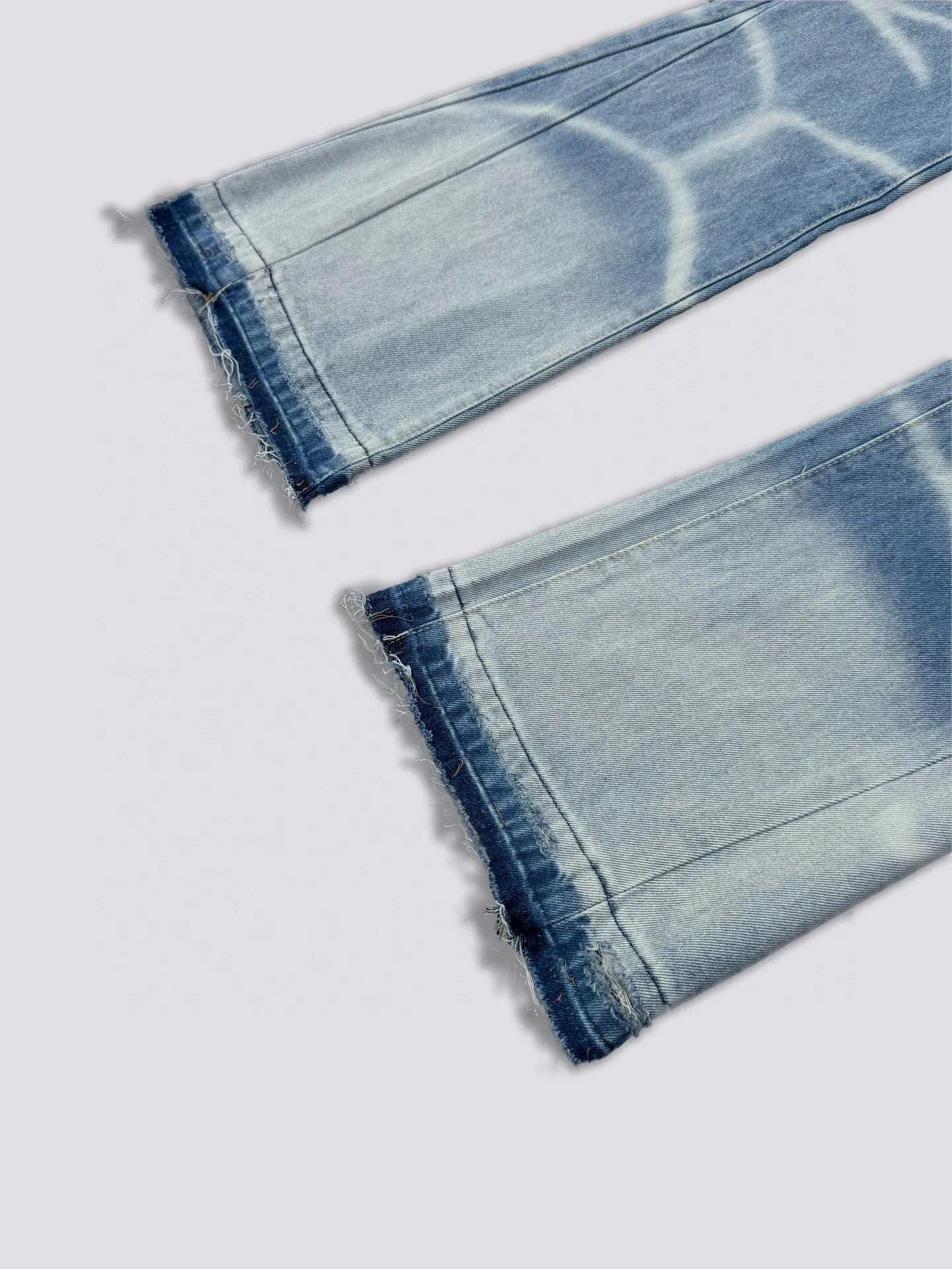 -Size upper body P240#G66 GALLERY DEPT. Denim spliced ​​with all-over printed leather ripped bell-bottoms, washed and distressed jeans. GALLERY is attracted by these bell-bottoms. Whether it is a reset of Carhartt or Levis, they all create a strong brand style. Since these pants are modified from rare vintage, the production capacity is limited. Therefore, after many icons wore them, these pants were once hard to find. Later, perhaps due to the improvement of GD's business in the past two years and the expansion of production lines, the brand itself lowered the price, so I can't wait any longer for these pants this year and will definitely buy them. During the process of the denim washing plant, the owner of the washing plant helped introduce a boss who had worked for Levi's foundry and started his own business. This also paved the way for the following styles. Therefore, Levi's remodeled single product for the base plate is really familiar. Whether it is the fabrics supplied or the lathes used in production, there is nothing to choose from. -Color: blue -Size: S-XXL (corresponding to 28-36)